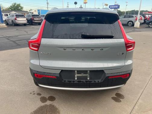 2025 Volvo XC40 B5 Core Bright Theme