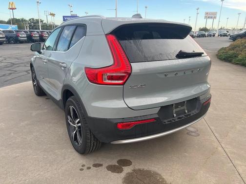 2025 Volvo XC40 B5 Core Bright Theme