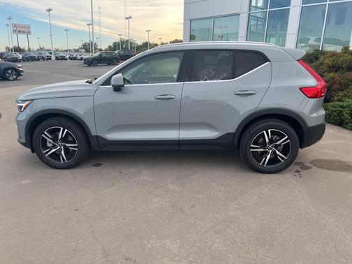 2025 Volvo XC40 B5 Core Bright Theme