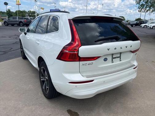 2022 Volvo XC60 B5 Momentum