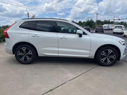 2022 Volvo XC60 B5 Momentum