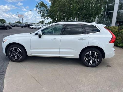 2022 Volvo XC60 B5 Momentum