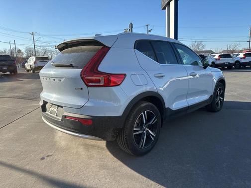 2025 Volvo XC40 B5 Core Bright Theme