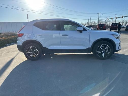 2025 Volvo XC40 B5 Core Bright Theme