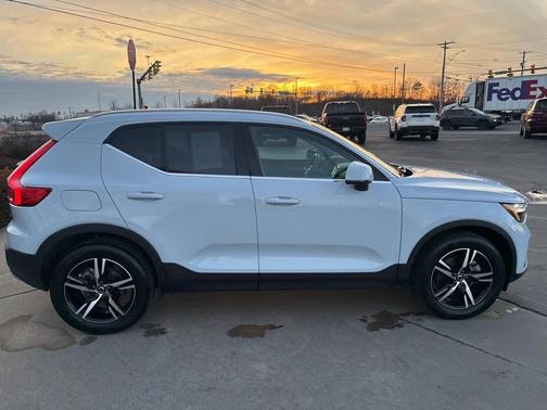 2025 Volvo XC40 B5 Core Bright Theme