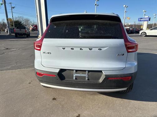 2025 Volvo XC40 B5 Core Bright Theme