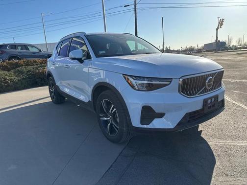 2025 Volvo XC40 B5 Core Bright Theme