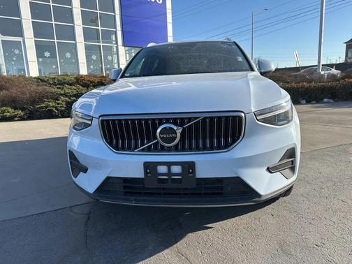 2025 Volvo XC40 B5 Core Bright Theme