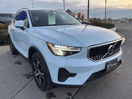 2025 Volvo XC40 B5 Core Bright Theme