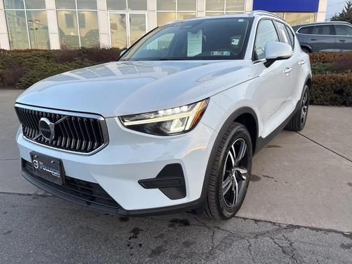 2025 Volvo XC40 B5 Core Bright Theme