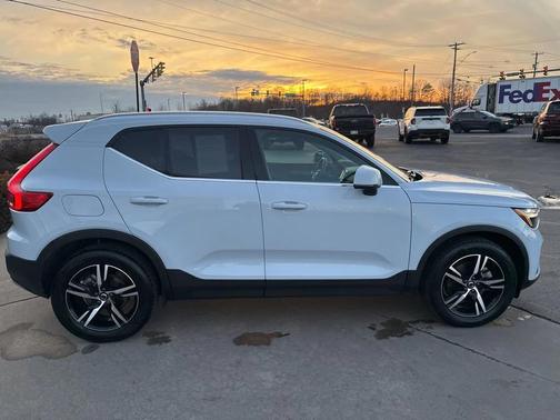 2025 Volvo XC40 B5 Core Bright Theme