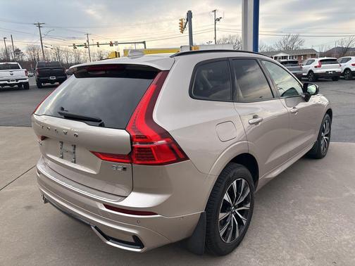 2023 Volvo XC60 B5 Plus Dark Theme