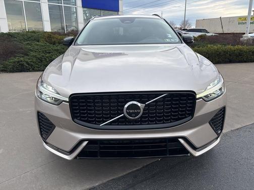 2023 Volvo XC60 B5 Plus Dark Theme