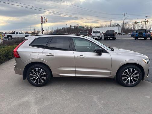 2023 Volvo XC60 B5 Plus Dark Theme