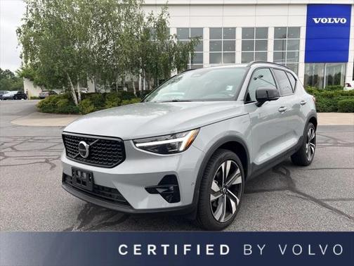 2025 Volvo XC40 B5 Plus Dark Theme