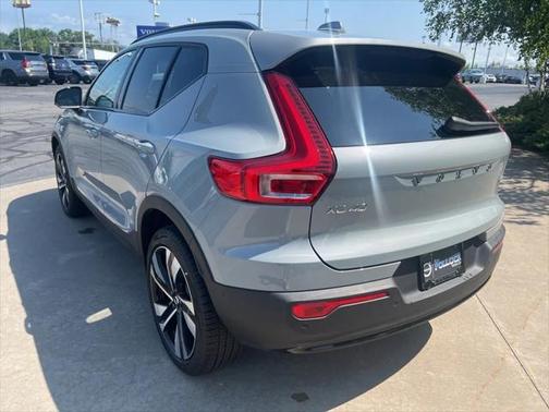2025 Volvo XC40 B5 Plus Dark Theme
