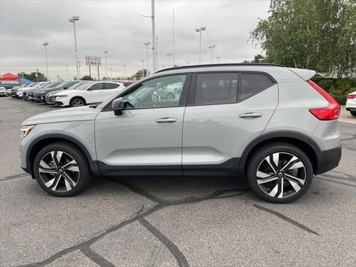 2025 Volvo XC40 B5 Plus Dark Theme
