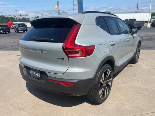 2025 Volvo XC40 B5 Plus Dark Theme