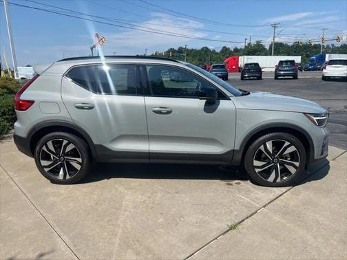 2025 Volvo XC40 B5 Plus Dark Theme