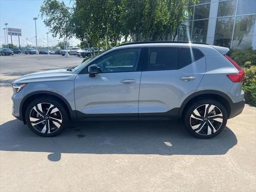 2025 Volvo XC40 B5 Plus Dark Theme