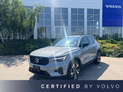 2025 Volvo XC40 B5 Plus Dark Theme
