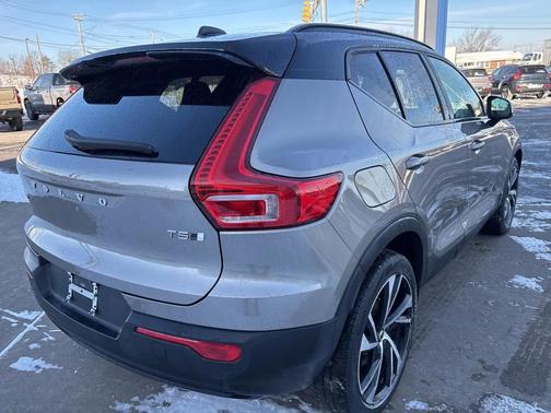 2022 Volvo XC40 T5 R-Design