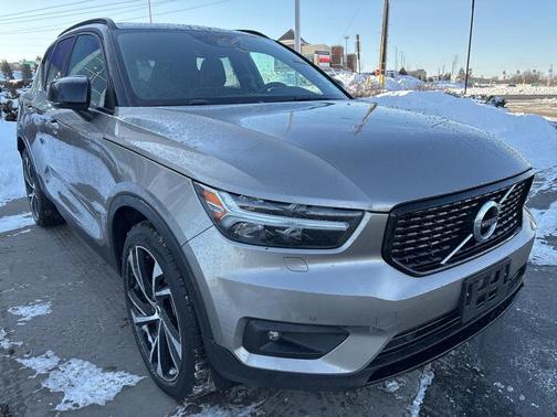 2022 Volvo XC40 T5 R-Design