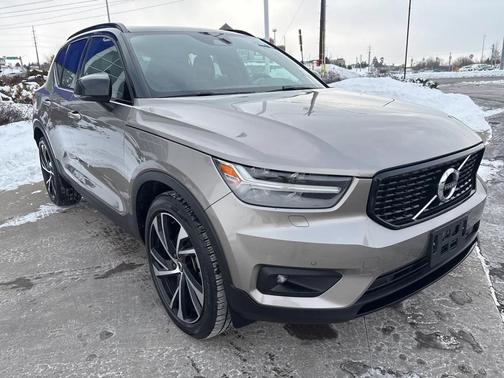 2022 Volvo XC40 T5 R-Design