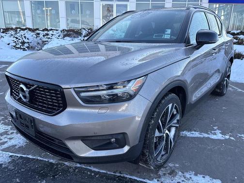 2022 Volvo XC40 T5 R-Design