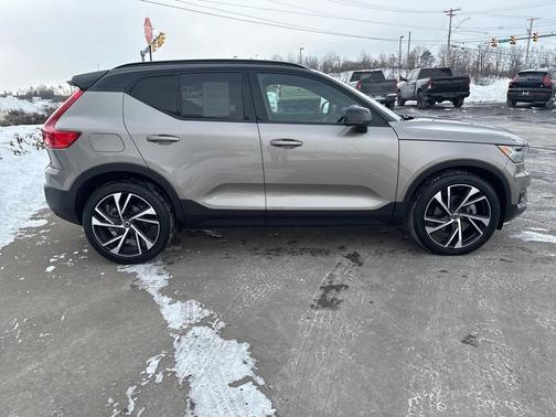 2022 Volvo XC40 T5 R-Design