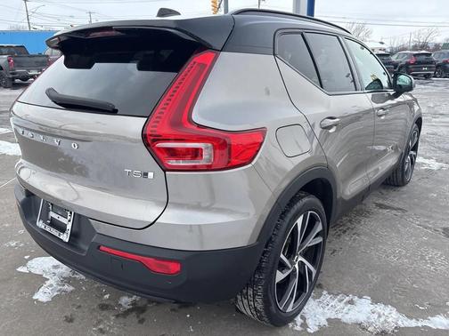 2022 Volvo XC40 T5 R-Design