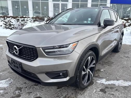 2022 Volvo XC40 T5 R-Design