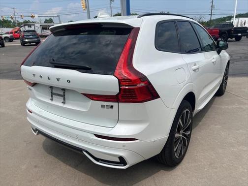2024 Volvo XC60 B5 Plus Dark Theme