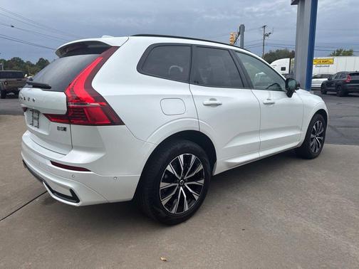 Crystal White Metallic 2025 Volvo XC60 B5 Plus