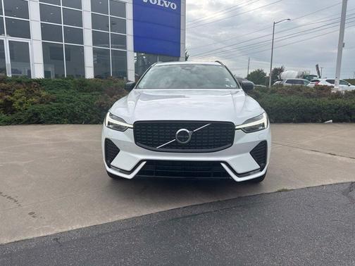 Crystal White Metallic 2025 Volvo XC60 B5 Plus