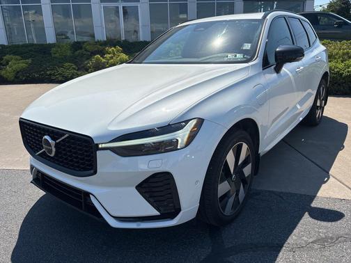 Crystal White Metallic 2024 Volvo XC60 Recharge Plug-In Hybrid T8 Plus Dark Theme