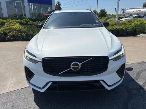 Crystal White Metallic 2024 Volvo XC60 Recharge Plug-In Hybrid T8 Plus Dark Theme