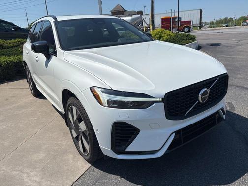 Crystal White Metallic 2024 Volvo XC60 Recharge Plug-In Hybrid T8 Plus Dark Theme