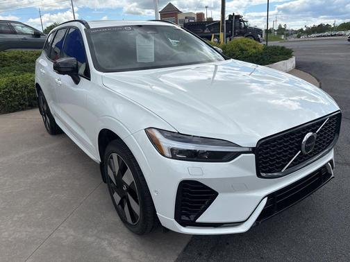 Crystal White Metallic 2024 Volvo XC60 Recharge Plug-In Hybrid T8 Plus Dark Theme