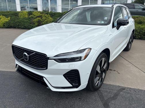 Crystal White Metallic 2024 Volvo XC60 Recharge Plug-In Hybrid T8 Plus Dark Theme