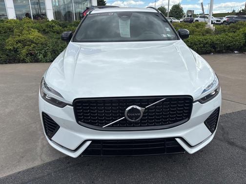 Crystal White Metallic 2024 Volvo XC60 Recharge Plug-In Hybrid T8 Plus Dark Theme