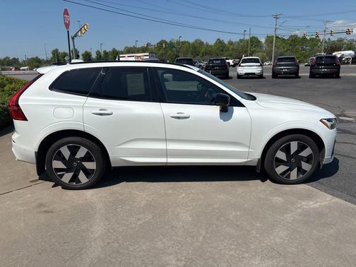 Crystal White Metallic 2024 Volvo XC60 Recharge Plug-In Hybrid T8 Plus Dark Theme