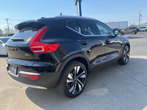 2025 Volvo XC40 B5 Ultra Bright Theme