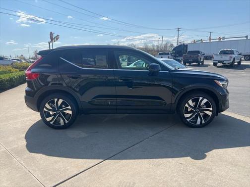 2025 Volvo XC40 B5 Ultra Bright Theme