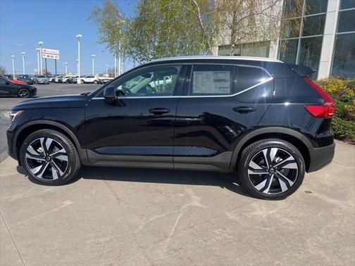 2025 Volvo XC40 B5 Ultra Bright Theme