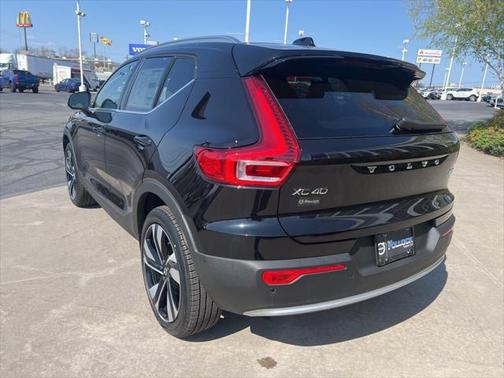 2025 Volvo XC40 B5 Ultra Bright Theme
