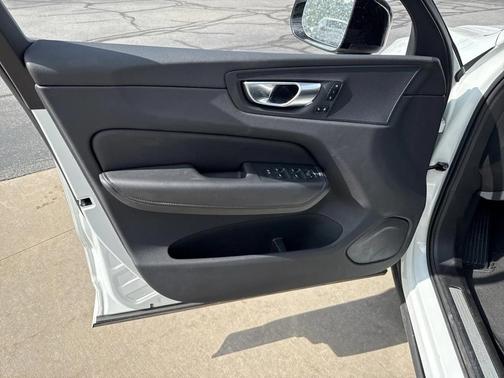 2025 Volvo XC60 Plus