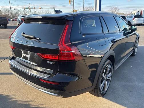 2024 Volvo V60 Cross Country B5 Plus