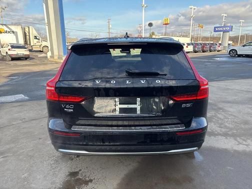 2024 Volvo V60 Cross Country B5 Plus