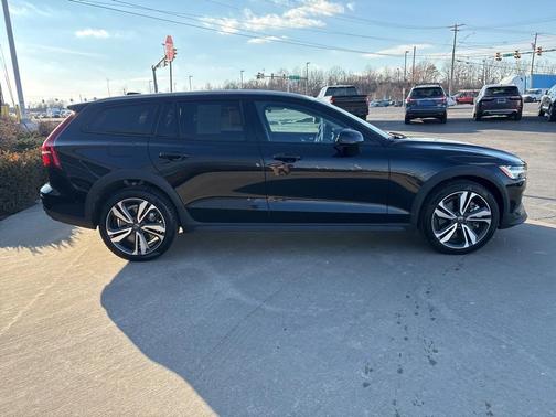2024 Volvo V60 Cross Country B5 Plus